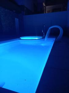 una piscina con luces azules en una habitación oscura en La Faustina en Maipú