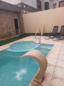 una piscina con grifo en un edificio en La Faustina en Maipú