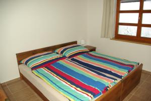 Posteľ alebo postele v izbe v ubytovaní Cihlářská bouda, apartmán 307