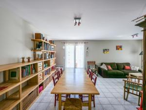 ein Wohnzimmer mit einem Tisch und Bücherregalen in der Unterkunft Maison Les Sables-d'Olonne, 4 pièces, 8 personnes - FR-1-197-500 in Les Sables-dʼOlonne