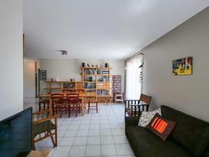 ein Wohnzimmer mit einem Sofa, einem Tisch und Stühlen in der Unterkunft Maison Les Sables-d'Olonne, 4 pièces, 8 personnes - FR-1-197-500 in Les Sables-dʼOlonne