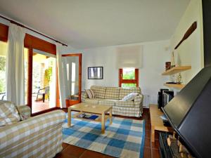 ein Wohnzimmer mit einem Sofa und einem Tisch in der Unterkunft Casa Sant Pere Pescador, 3 dormitorios, 6 personas - ES-89-69 in Sant Pere Pescador