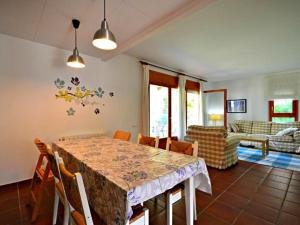 ein Esszimmer mit einem Tisch und Stühlen in der Unterkunft Casa Sant Pere Pescador, 3 dormitorios, 6 personas - ES-89-69 in Sant Pere Pescador