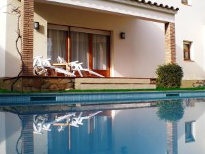 eine Villa mit einem Pool vor einem Haus in der Unterkunft Casa Sant Pere Pescador, 3 dormitorios, 6 personas - ES-89-69 in Sant Pere Pescador