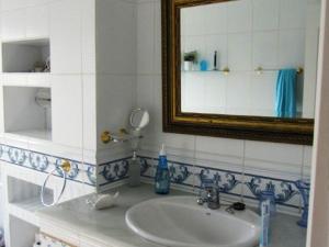 Ένα μπάνιο στο Casa con A/A, piscina, barbacoa, WIFI y a 200m de la playa en Costa Brava - ES-89-77 +28 φωτογραφίες