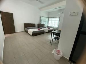 uma grande sala de estar com um sofá e uma mesa em Roomstay Gemilang em Kuala Terengganu