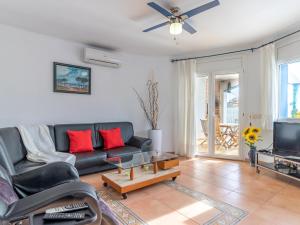 ein Wohnzimmer mit einem Sofa und einem TV in der Unterkunft Casa Sant Pere Pescador, 5 dormitorios, 10 personas - ES-89-78 in Sant Pere Pescador