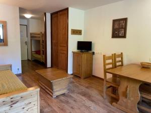 Zdjęcie z galerii obiektu Studio à Brides-les-Bains avec Balcon, Parking, Wi-Fi et Casier à Skis - FR-1-512-260 w mieście Brides-les-Bains