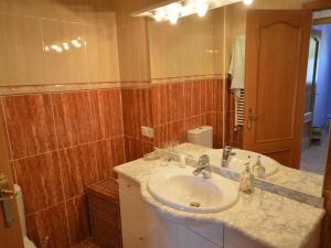 Kúpeľňa v ubytovaní Casa con piscina privada, jardín, barbacoa, wifi y despacho en Costa Brava - ES-89-83