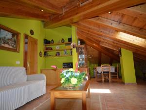 ein Wohnzimmer mit einem Sofa und einem Tisch in der Unterkunft Casa L'Armentera, 3 dormitorios, 7 personas - ES-89-83 in Ventalló