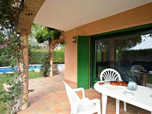 Bazén v ubytovaní Casa con Piscina, Wifi, A/A y Barbacoa en Sant Pere Pescador - ES-89-82 alebo v jeho blízkosti