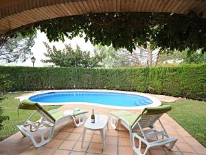Bazén v ubytovaní Casa con Piscina, Wifi, A/A y Barbacoa en Sant Pere Pescador - ES-89-82 alebo v jeho blízkosti