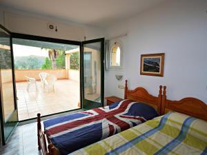 Posteľ alebo postele v izbe v ubytovaní Casa con Piscina, Wifi, A/A y Barbacoa en Sant Pere Pescador - ES-89-82 + 12 fotografií