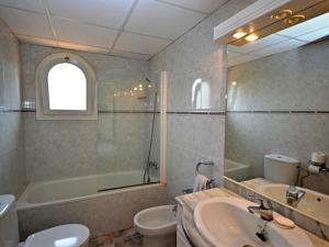 Kúpeľňa v ubytovaní Casa con Piscina, Wifi, A/A y Barbacoa en Sant Pere Pescador - ES-89-82