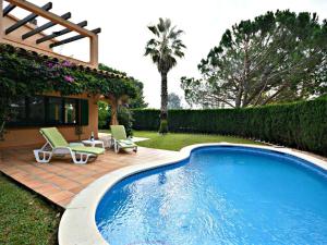 Bazén v ubytovaní Casa con Piscina, Wifi, A/A y Barbacoa en Sant Pere Pescador - ES-89-82 alebo v jeho blízkosti