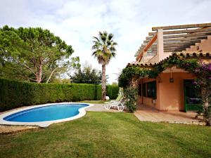 Bazén v ubytovaní Casa con Piscina, Wifi, A/A y Barbacoa en Sant Pere Pescador - ES-89-82 alebo v jeho blízkosti