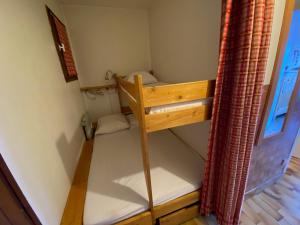 a bunk bed in a small room with a window at Charmant Studio Cabine proche des Pistes, Village et Commerces - Location Idéale La Clusaz - FR-1-459-200 in La Clusaz