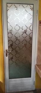 una porta di vetro con riflesso di un soffitto di Agung Pring Homestay a Sampalan