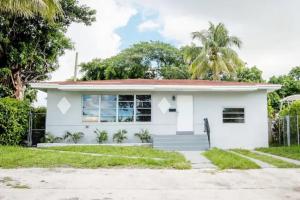 een wit huis met een rood dak bij Modern 5 Bedroom Miami Home 15 Min to the Beach in Miami