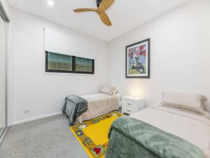 Säng eller sängar i ett rum på 13 Nothling Street Moffat Beach QLD