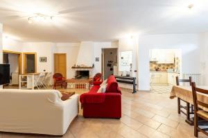 a living room with a red and white couch at Appartamento indipendente ampia metratura in Santa Lucia