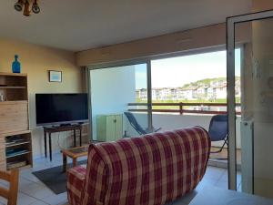 sala de estar con sofá y TV en Appartement Ciboure, 2 pièces, 4 personnes - FR-1-239-623, en Ciboure