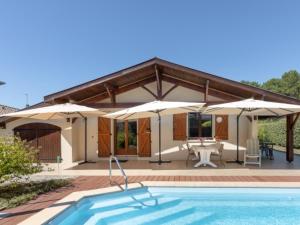 una casa con piscina y sombrillas en Villa Messanges, 5 pièces, 8 personnes - FR-1-239-629, en Messanges