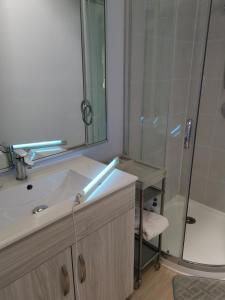 Vannituba majutusasutuses Bed Plus YVR