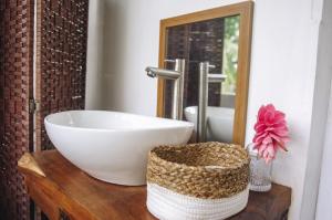 y baño con lavabo sobre una mesa de madera. en Casa BOHÖ, en Puerto Viejo