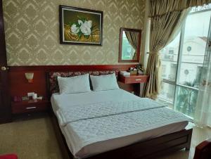 una camera con un grande letto di fronte a una finestra di Tam Tin Hotel ad Ho Chi Minh