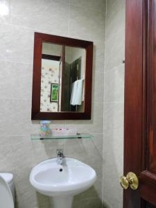 bagno con lavandino e specchio di Tam Tin Hotel ad Ho Chi Minh