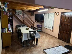 une salle à manger avec une table, des chaises et une télévision dans l'établissement Casa Ostende, à Ostende 10 autres photos