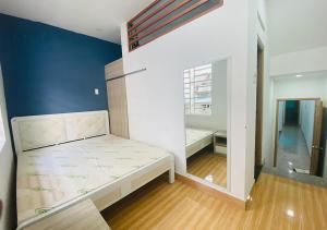 een kleine slaapkamer met een bed in een kamer bij D Home in Ho Chi Minh-stad