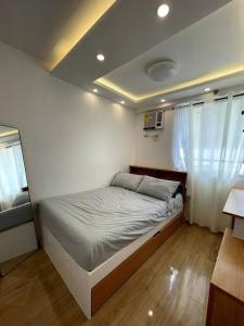 małą sypialnię z łóżkiem w pokoju w obiekcie Casa Lucilla w mieście Davao