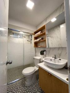 ダバオシティにあるCasa Lucillaのバスルーム(トイレ、洗面台付)