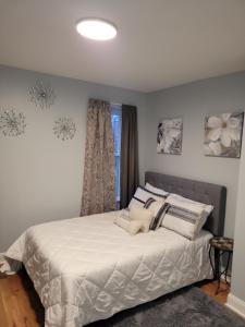 - une chambre avec un lit doté de draps et d'oreillers blancs dans l'établissement City vibes, à Philadelphie