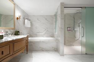 Mövenpick Hotel Bangkok Ploenchit BDMS的一间浴室
