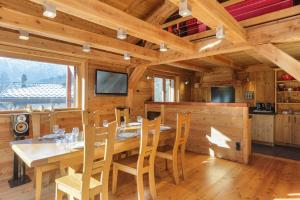 Televízia a/alebo spoločenská miestnosť v ubytovaní Chalet de l'Alpage - Happy Rentals