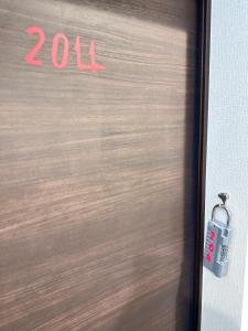 大阪市にある智TOMOの時計付き扉の閉鎖