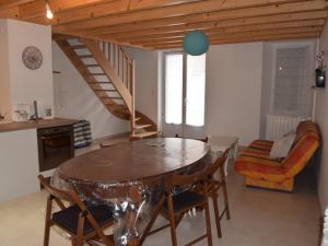 uma sala de jantar com uma mesa e cadeiras e uma escadaria em Maison La Bernerie-en-Retz, 3 pièces, 4 personnes - FR-1-612-17 em La Bernerie-en-Retz