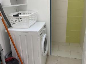 uma lavandaria com máquina de lavar e secar roupa em Maison La Bernerie-en-Retz, 3 pièces, 4 personnes - FR-1-612-17 em La Bernerie-en-Retz