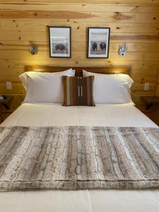 Tempat tidur dalam kamar di River Run Cabins