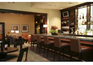 um bar num restaurante com mesas e cadeiras em Private Studio - No Resort Fee - The Signature at MGM Grand Tower B em Las Vegas