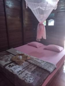 Un dormitorio con una cama con un osito de peluche. en Kulap Kao Bungalow, en Ban Donsôm Tai