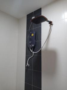 prysznic z dozownikiem mydła na ścianie w obiekcie 61 Homestay w mieście Sitiawan