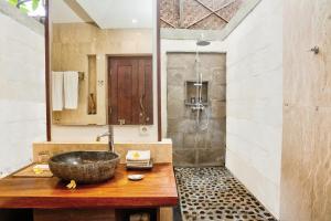 y baño con lavabo sobre una mesa de madera. en Khayangan Kemenuh Villas by Premier Hospitality Asia, en Sukawati
