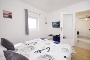 Habitación blanca con cama en una habitación en Apartments Ines - central with free parking, en Betina