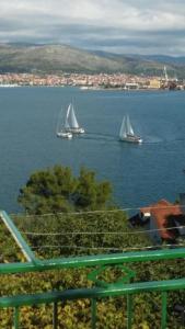 deux bateaux dans une grande masse d'eau dans l'établissement Apartment Goran - sea view, à Okrug Donji