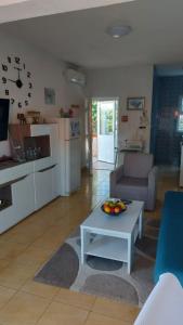 Il comprend un salon avec une table et une cuisine. dans l'établissement Apartment Goran - sea view, à Okrug Donji