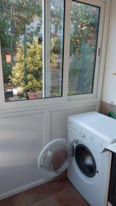 - un lave-linge dans une chambre avec 2 fenêtres dans l'établissement Apartment Goran - sea view, à Okrug Donji